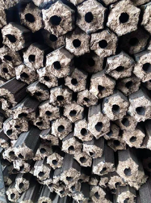Primer plano de troncos hexagonales de leña de serrín VUTRUX con centro hueco